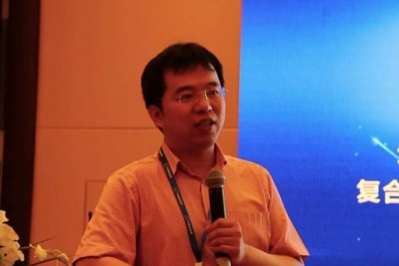 清华大学张强教授作《复合金属锂负极》的报告